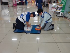 【写真】ゆめタウン宇部従業員が訓練で心肺蘇生をしている様子