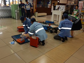 【写真】救急隊とゆめタウン宇部従業員との連携の様子