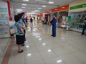 【写真】傷病者を救急車内に収容する様子