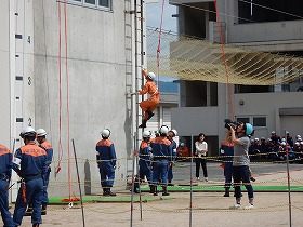 はしご登はん 競技の様子