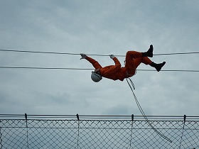 ロープブリッジ救出 ロープを渡る様子