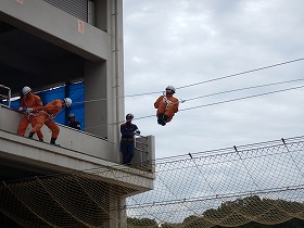 ロープブリッジ救出 要救助者を救助する様子