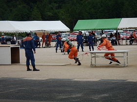 ほふく救出 要救助者の救助に向かう様子