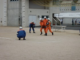 ほふく救出 要救助者を救助している様子