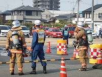 写真:隊員が関係者役から情報を収集している様子