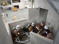 写真:模擬火災建物の火点室内へ隊員が進入している様子