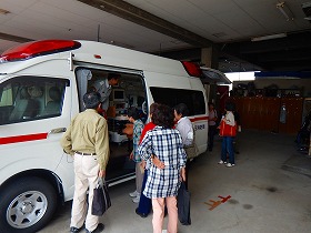 救急車を見学している様子