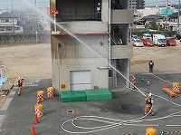 写真:隊員が放水している様子