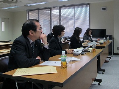 【写真】聴講される様子。