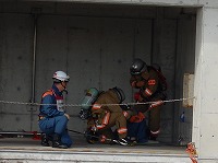 写真:隊員が逃げ遅れ者を検索している様子