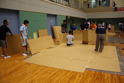 【写真】避難所体験で段ボールハウスを作成する様子