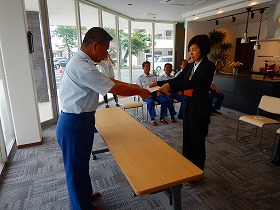【写真】認定証を交付している様子